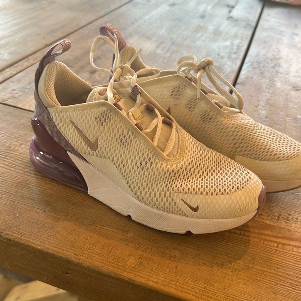 Girls Nike Air Max 270s Size 3Y. Good condition lightly worn.
